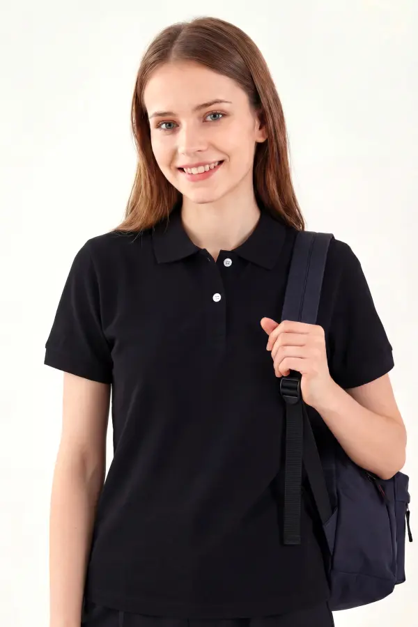 Siyah Polo Yaka Tişört – MEB Uyumlu, %100 Pamuk, Minimal ve Güçlü Stil