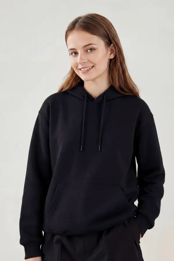 Siyah Kapüşonlu Hoodie – Minimal, Rahat ve Her Kombine Uyumlu