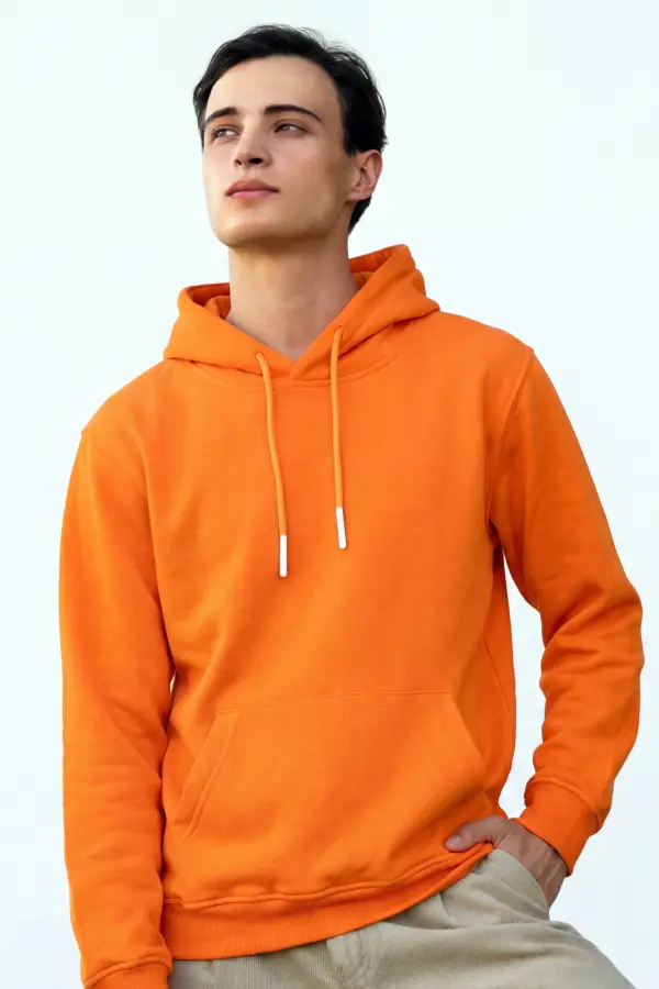 Turuncu Kapüşonlu Hoodie – Enerjik, Rahat ve Günlük Tarz