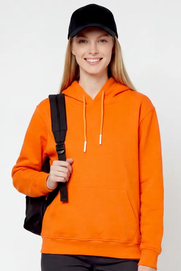 Turuncu Kapüşonlu Hoodie – Enerjik, Rahat ve Günlük Tarz