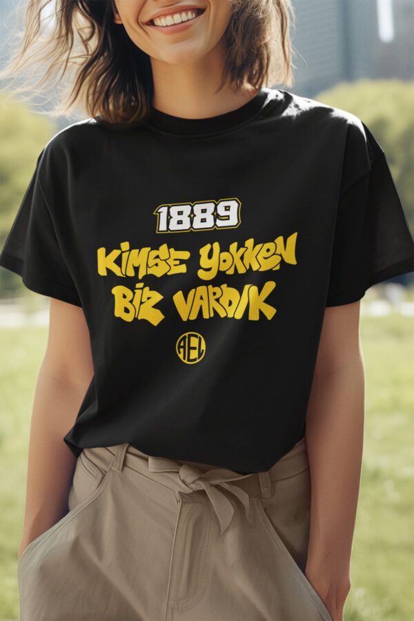 Adana Erkek Lisesi Siyah Tişört – "Kimse Yokken Biz Vardık" 1889 Tasarımı - Görsel 2