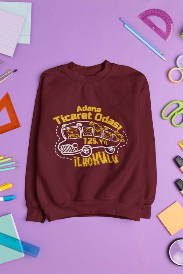 Adana Ticaret Odası İlkokulu 125. Yıl Bordo Sweatshirt – Neşeli Okul Otobüsü Tasarımıyla Özel Koleksiyon - Görsel 2