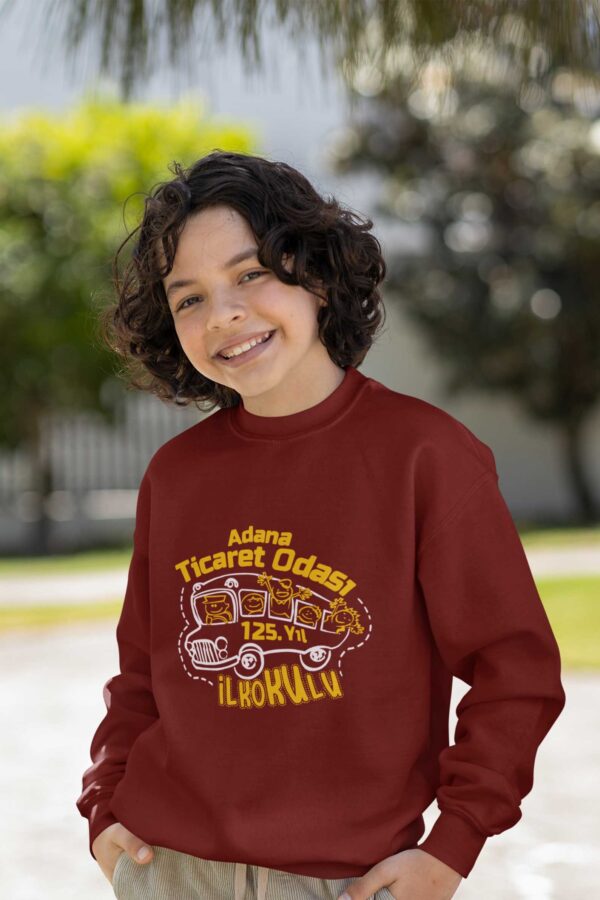 Adana Ticaret Odası İlkokulu 125. Yıl Bordo Sweatshirt – Neşeli Okul Otobüsü Tasarımıyla Özel Koleksiyon