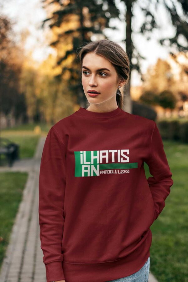 İlhan Atış Anadolu Lisesi Bordo Sweatshirt – Sıfır Yaka, Modern Tipografi Tasarımlı