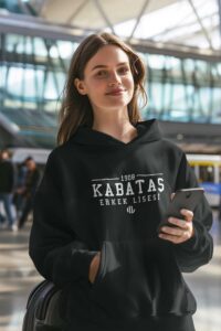 Kabataş Erkek Lisesi Siyah Kapüşonlu Sweatshirt – 1908 Ruhunu Taşıyan Şık Tasarım