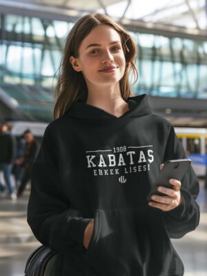 Kabataş Erkek Lisesi Siyah Kapüşonlu Sweatshirt – 1908 Ruhunu Taşıyan Şık Tasarım